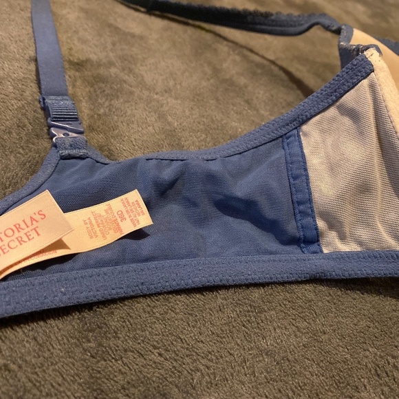 Victoria's Secret Body By Victoria Bra Blue Lace on Beige - Picture 2 of 2